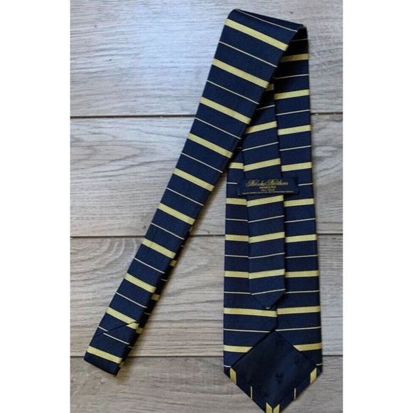 BROOKS BROTHERS MAKERS NAVY BLUE/YELLOW STRIPED 100% SILK NECK TIE~Made in USA - Picture 3 of 4